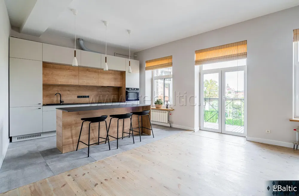 Dnevna soba; drveni pod, prirodno svjetlo, moderni stil, visoki plafoni