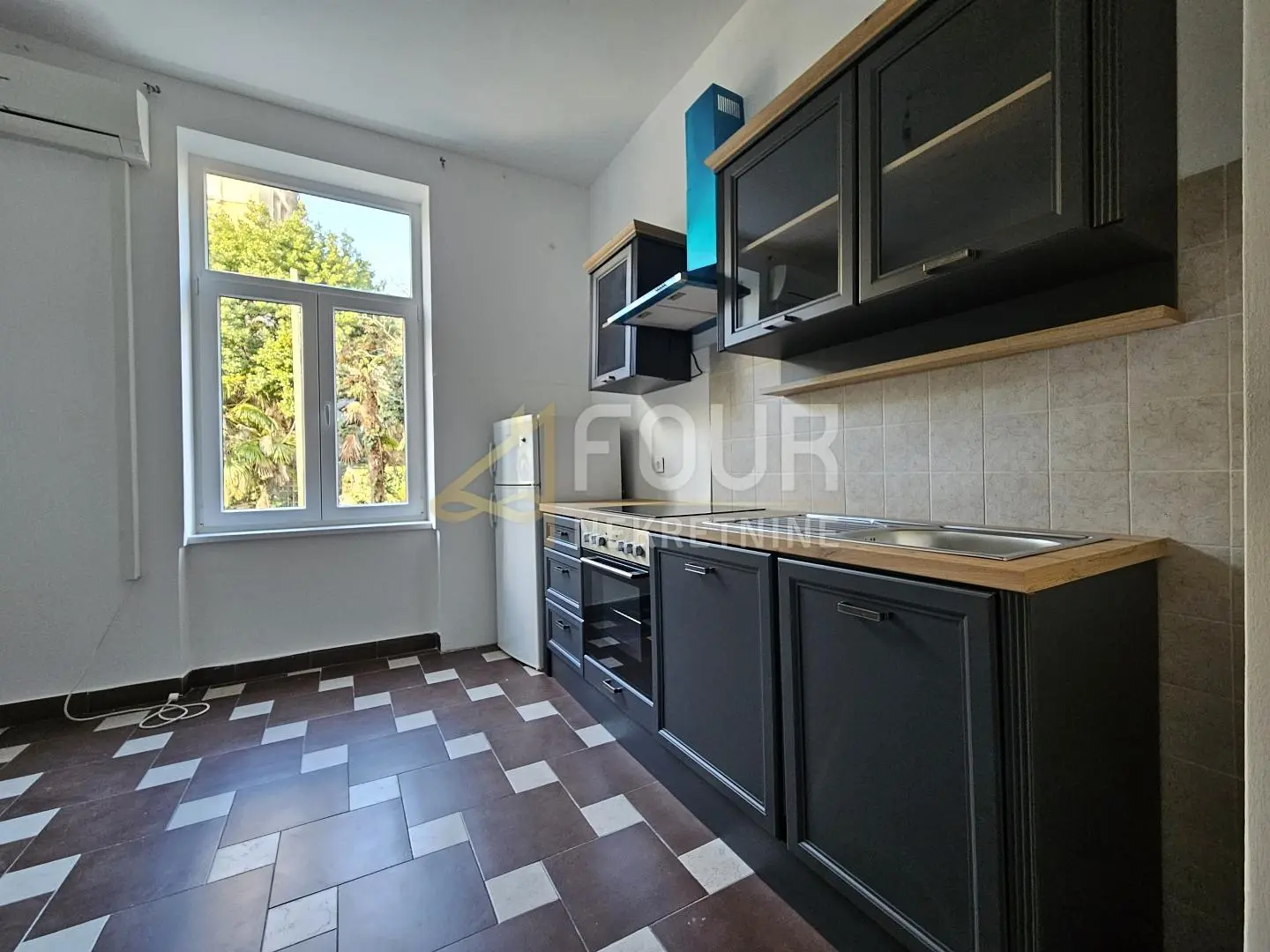 Küche; küchengeräte, holzboden, tageslicht, moderner stil, renoviert