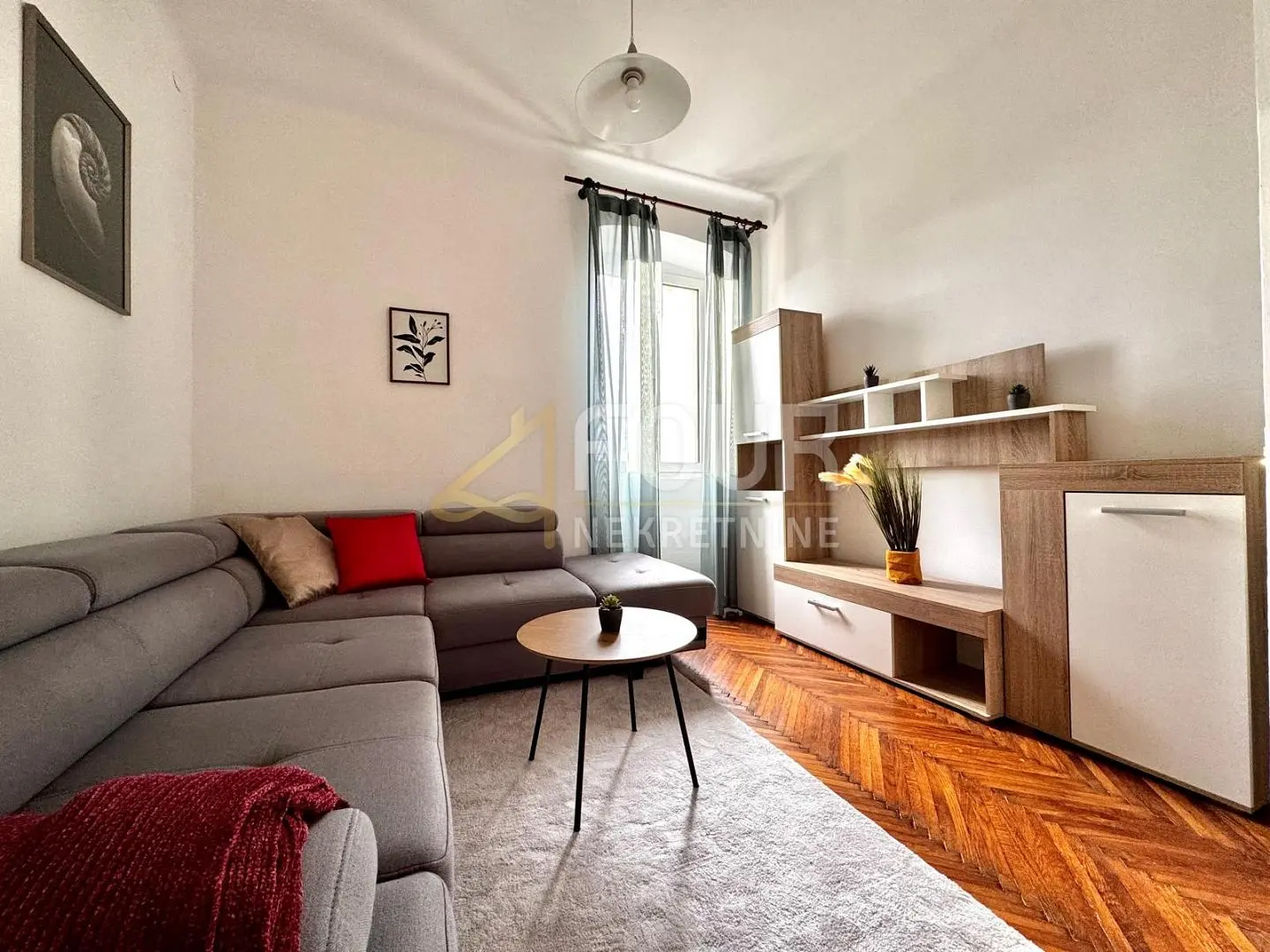 Wohnzimmer; holzboden, tageslicht, moderner stil, hohe decken