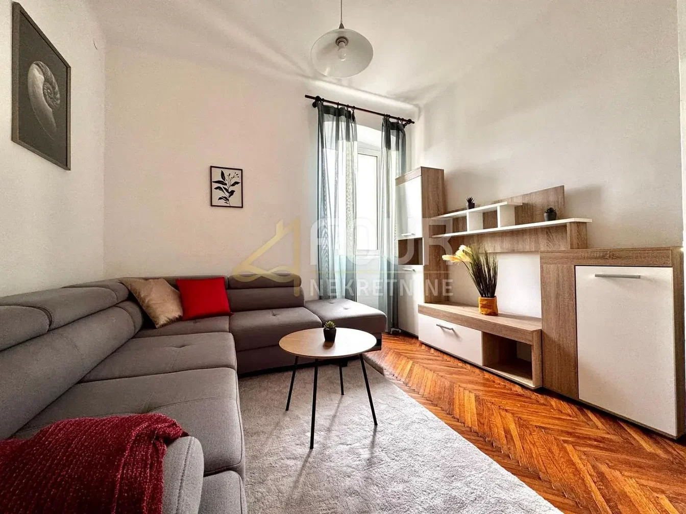 Wohnzimmer; holzboden, tageslicht, moderner stil, hohe decken