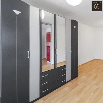 Κουζίνα; συσκευές κουζίνας, ξύλινο πάτωμα, φυσικό φως, μοντέρνο στυλ, ανακαινισμένο