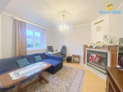 Salon; parquet, lumière naturelle, style moderne, hauteur sous plafond