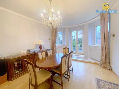 Salon; parquet, lumière naturelle, style moderne, hauteur sous plafond