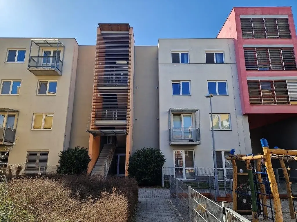 Wohnzimmer; holzboden, tageslicht, moderner stil, hohe decken