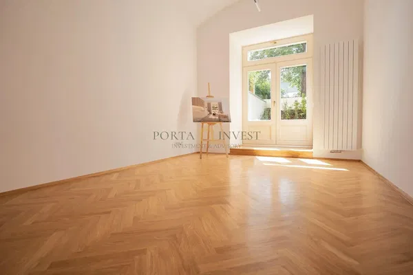 Salon; podłoga drewniana, światło dzienne, styl nowoczesny, wysokie sufity