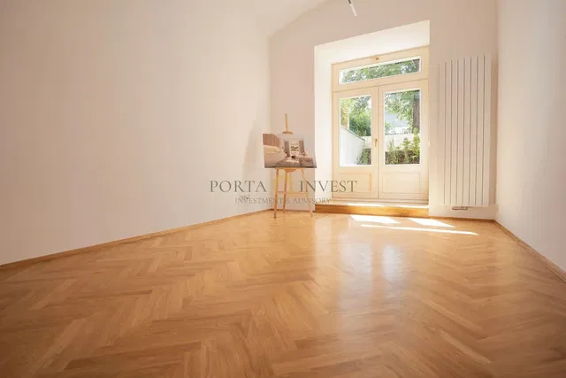 Wohnzimmer; holzboden, tageslicht, moderner stil, hohe decken