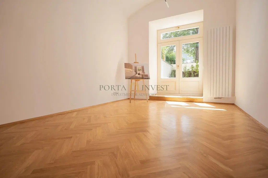 Хол; дървен под, естествена светлина, модерен стил, високи тавани