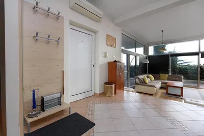 Salon; podłoga drewniana, światło dzienne, styl nowoczesny, wysokie sufity