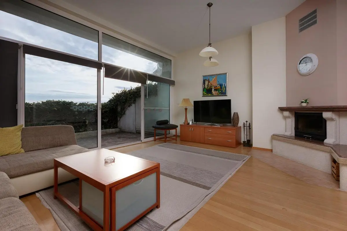 Kuchyně; kuchyňské spotřebiče, dřevěná podlaha, přirozené světlo, moderní styl, po rekonstrukci