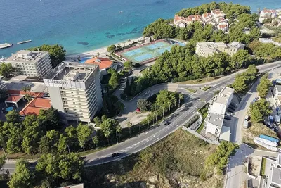 Wohnzimmer; holzboden, tageslicht, moderner stil, hohe decken