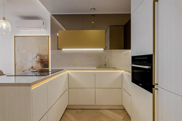 Küche; küchengeräte, holzboden, tageslicht, moderner stil, renoviert