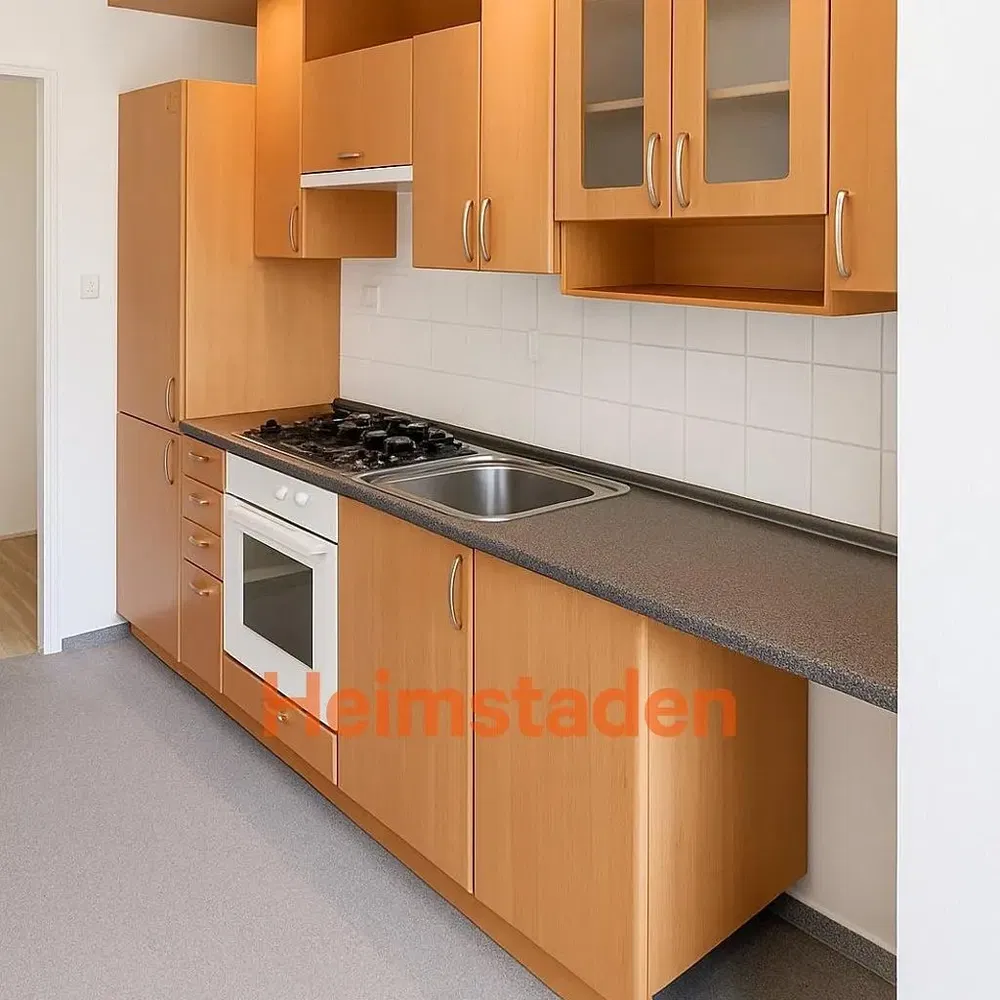 Obývací pokoj; dřevěná podlaha, přirozené světlo, moderní styl, vysoké stropy