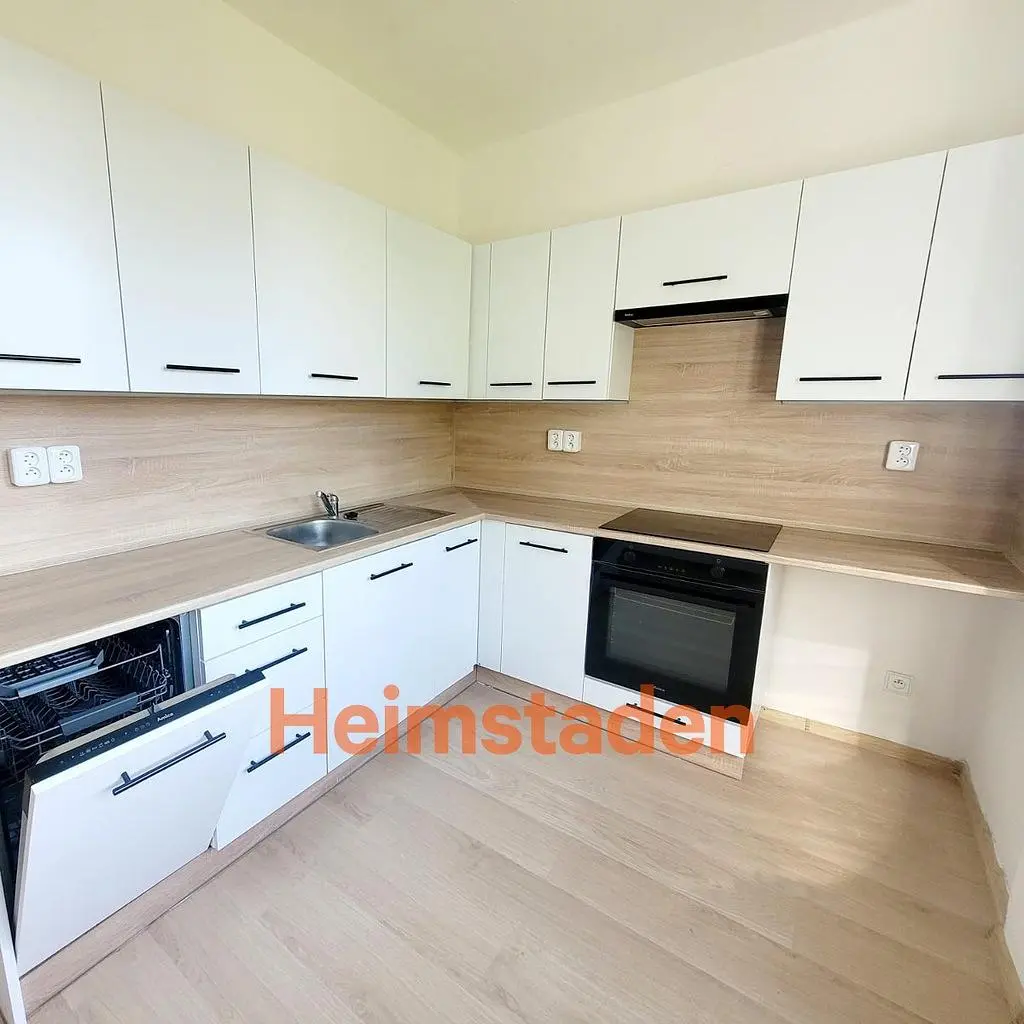 Salon; parquet, lumière naturelle, style moderne, hauteur sous plafond