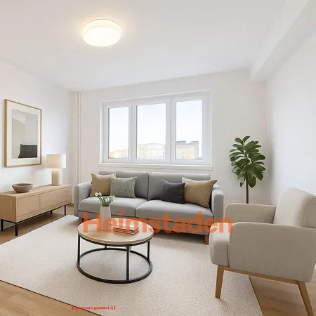 Obývací pokoj; dřevěná podlaha, přirozené světlo, moderní styl, vysoké stropy