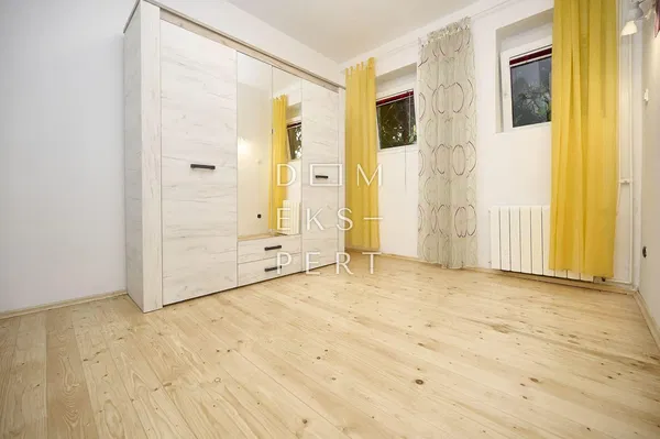 Salon; parquet, lumière naturelle, style moderne, hauteur sous plafond