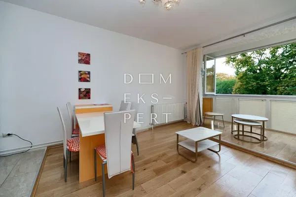 Cuisine; électroménager, parquet, lumière naturelle, style moderne