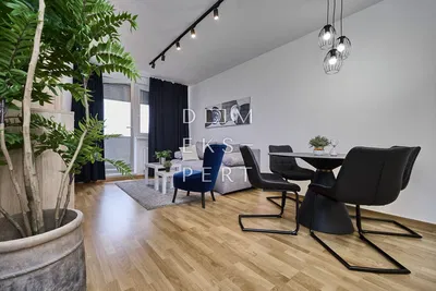 Küche; küchengeräte, holzboden, tageslicht, moderner stil, renoviert