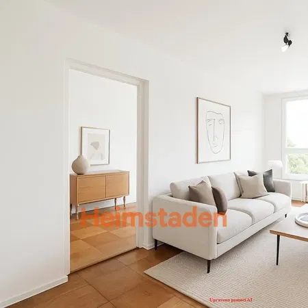 Σαλόνι; ξύλινο πάτωμα, φυσικό φως, μοντέρνο στυλ, ψηλά ταβάνια