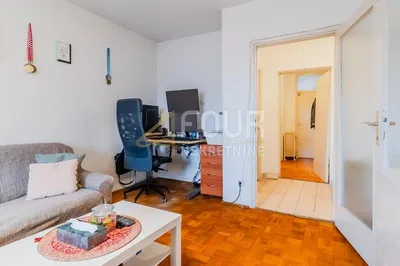 Salón; suelo de madera, luz natural, estilo moderno, techos altos