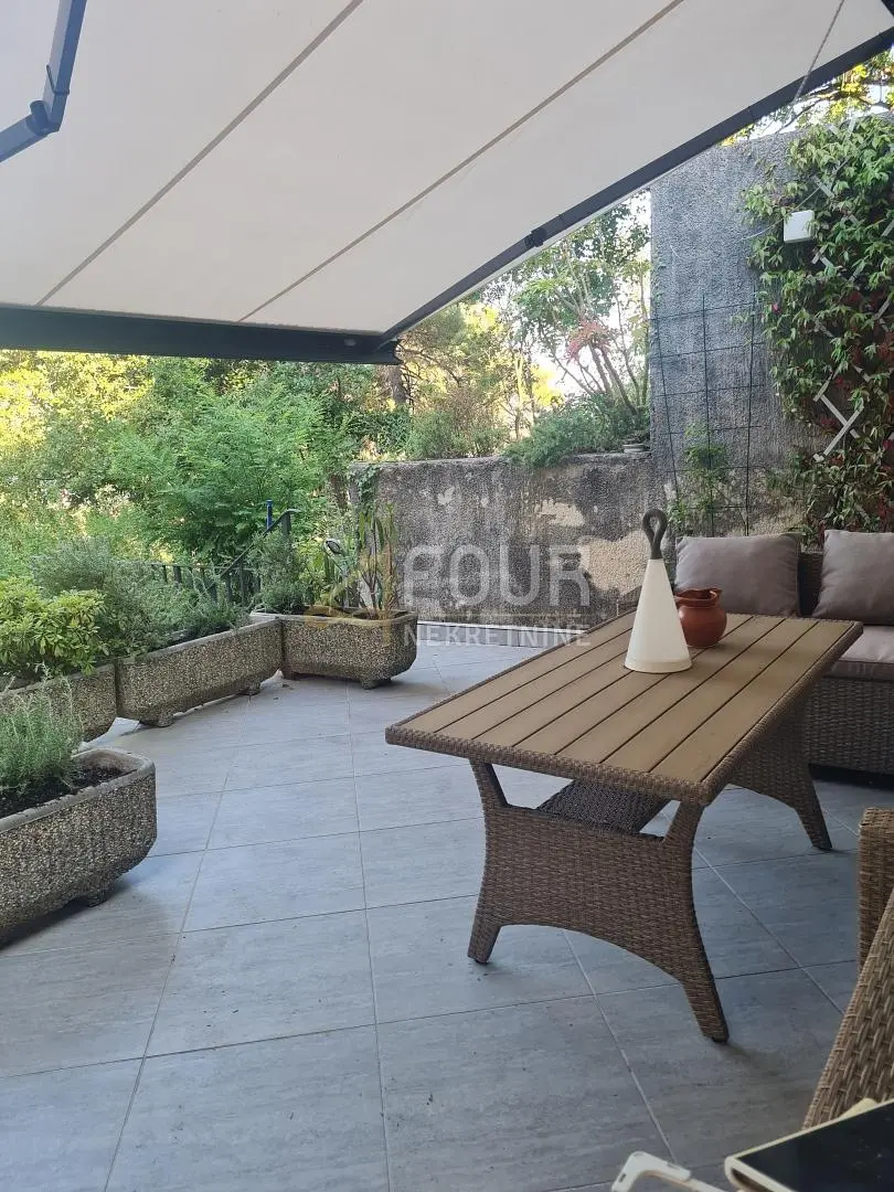 Keuken; keukenapparatuur, tegelvloer, natuurlijk licht, moderne stijl