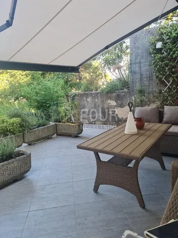 Cuisine; électroménager, carrelage, lumière naturelle, style moderne