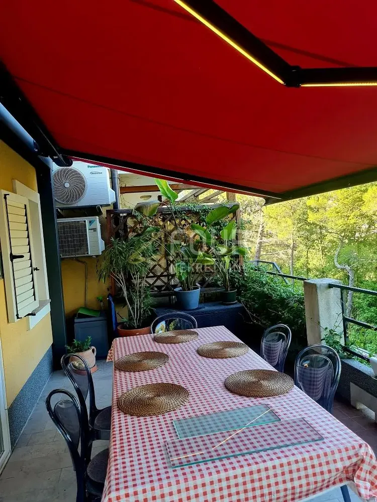 Wohnzimmer; holzboden, tageslicht, moderner stil, hohe decken