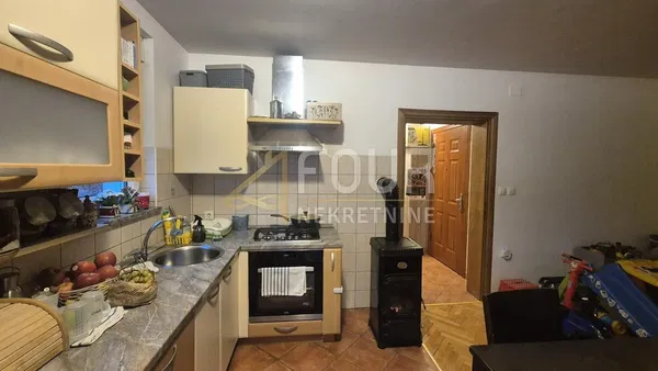 Kuchnia; sprzęt kuchenny, podłoga drewniana, światło dzienne, styl nowoczesny, wyremontowany