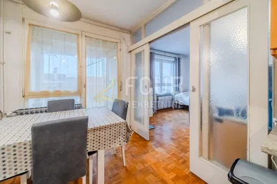 Salón; suelo de madera, luz natural, estilo moderno, techos altos