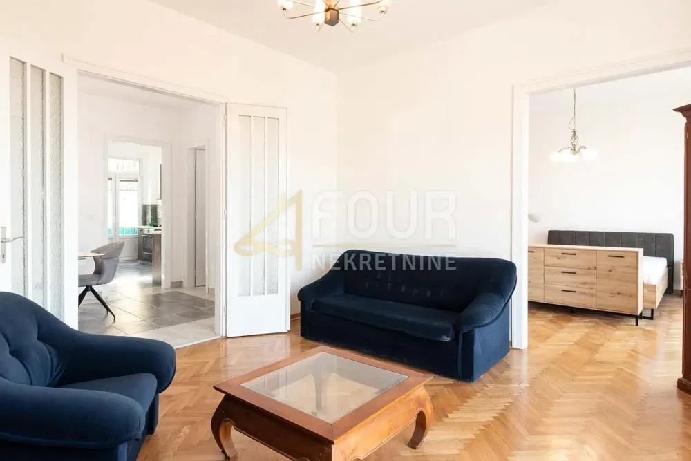 Cuisine; électroménager, parquet, lumière naturelle, style moderne, rénové