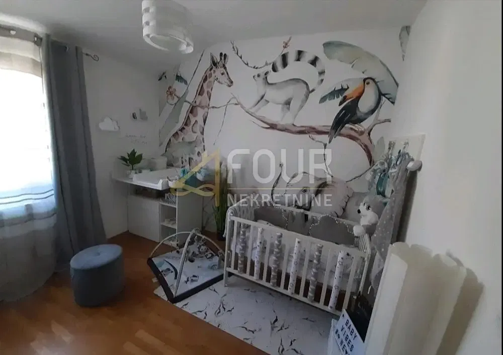 Salon; podłoga drewniana, światło dzienne, styl nowoczesny, wysokie sufity