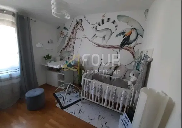 Salon; podłoga drewniana, światło dzienne, styl nowoczesny, wysokie sufity