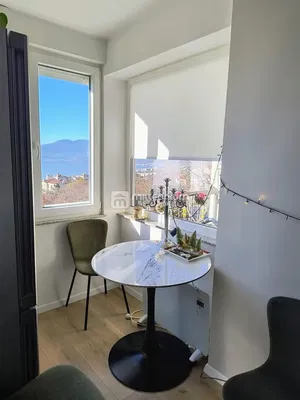 Salon; podłoga drewniana, światło dzienne, styl nowoczesny, wysokie sufity