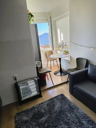 Salon; podłoga drewniana, światło dzienne, styl nowoczesny, wysokie sufity