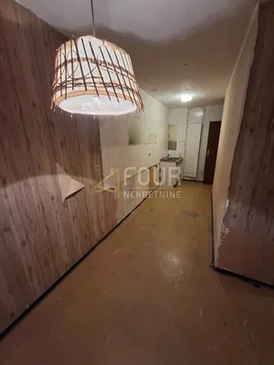 Salon; parquet, lumière naturelle, style moderne, hauteur sous plafond