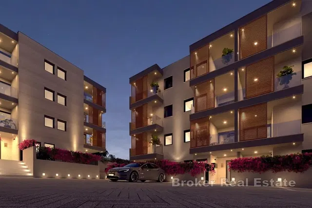 Дневна соба; дрвени под, природно светло, модерни стил, високи плафони