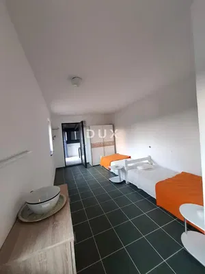 Küche; küchengeräte, holzboden, tageslicht, moderner stil