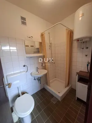 Wohnzimmer; holzboden, tageslicht, moderner stil, hohe decken