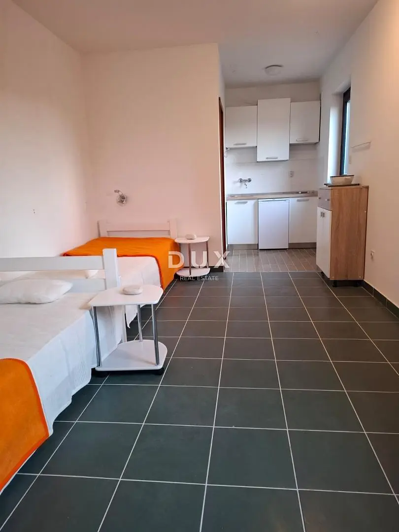 Wohnzimmer; holzboden, tageslicht, moderner stil, hohe decken