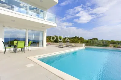 Salón; suelo de madera, luz natural, estilo moderno, techos altos