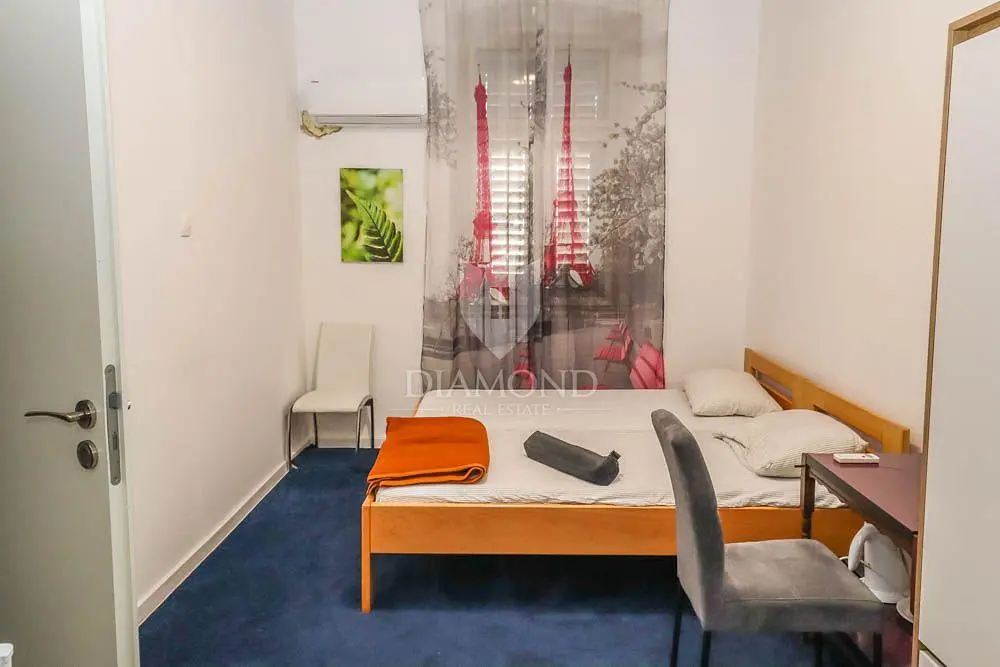 Obývací pokoj; dřevěná podlaha, přirozené světlo, moderní styl, vysoké stropy