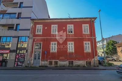 Obývací pokoj; dřevěná podlaha, přirozené světlo, moderní styl, vysoké stropy