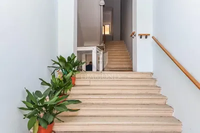 Obývací pokoj; dřevěná podlaha, přirozené světlo, moderní styl, vysoké stropy