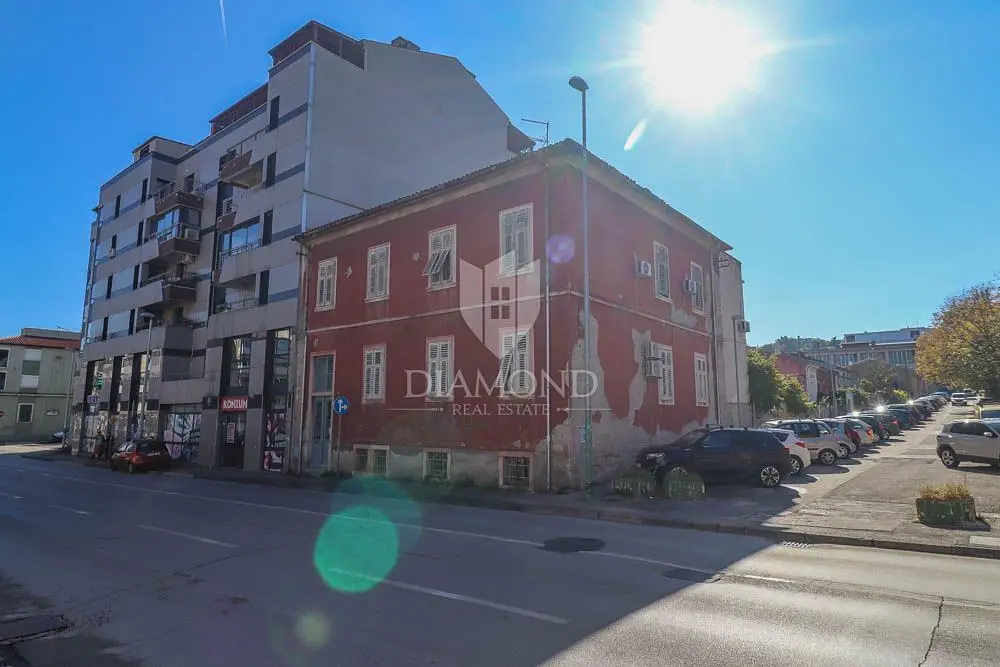 Obývací pokoj; dřevěná podlaha, přirozené světlo, moderní styl, vysoké stropy