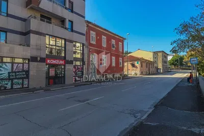 Obývací pokoj; dřevěná podlaha, přirozené světlo, moderní styl, vysoké stropy