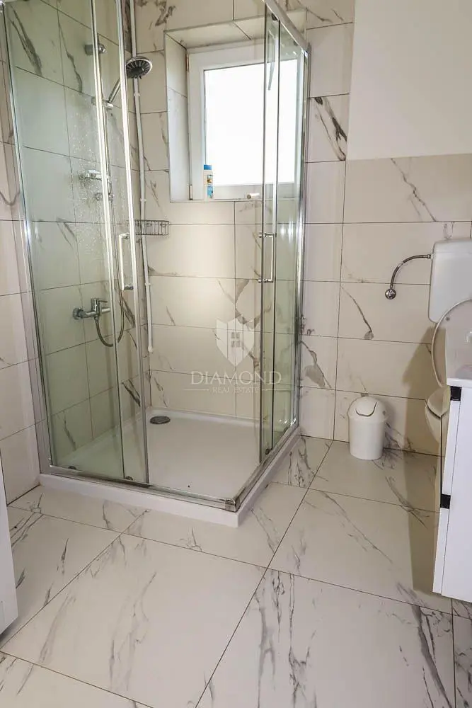 Salon; podłoga drewniana, światło dzienne, styl nowoczesny, wysokie sufity