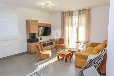 Salon; podłoga drewniana, światło dzienne, styl nowoczesny, wysokie sufity