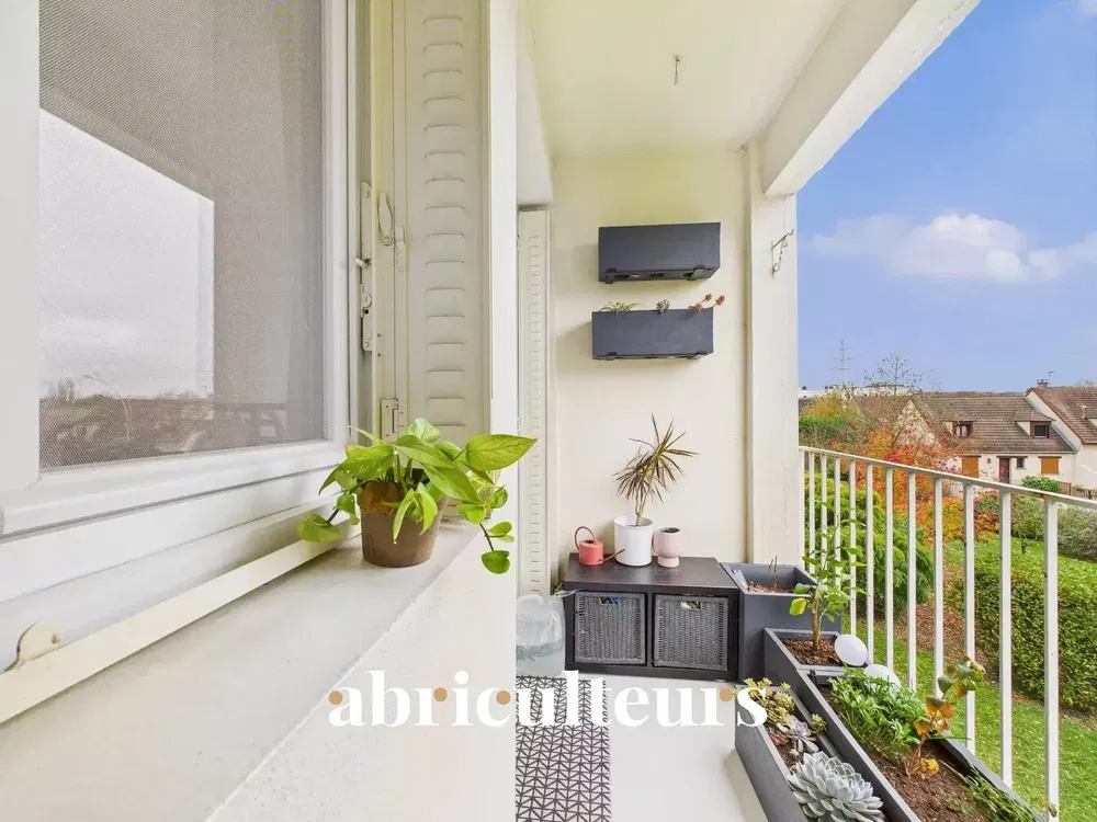 Wohnzimmer; holzboden, tageslicht, moderner stil, hohe decken