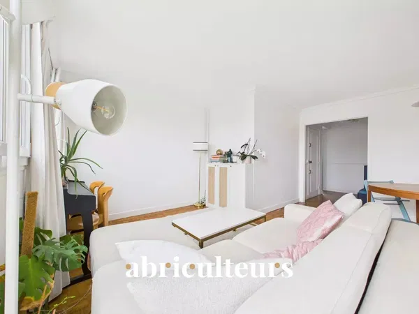 Wohnzimmer; holzboden, tageslicht, moderner stil, hohe decken