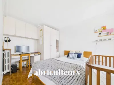 Wohnzimmer; holzboden, tageslicht, moderner stil, hohe decken