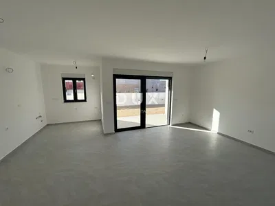 Wohnzimmer; holzboden, tageslicht, moderner stil, hohe decken